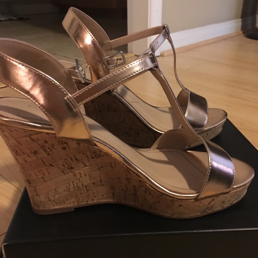 Charles David Gold Wedge 7.5